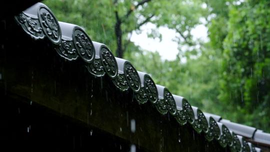 落雨的屋檐