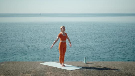 海边做瑜伽的女人视频素材模板下载