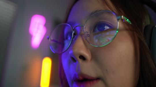 亚洲女性玩具有光效的在线电脑视频游戏。Gamer锦标赛和E-Sport在线直播在家。在线游戏玩家生活方式