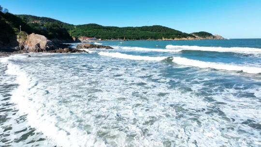 秋天蓝色的大海拍击着海岸