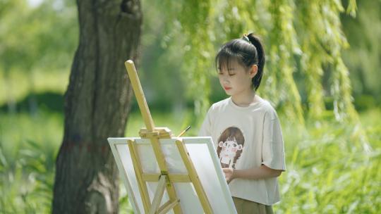 女孩公园画画