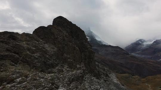 多雾多云天气下的高山