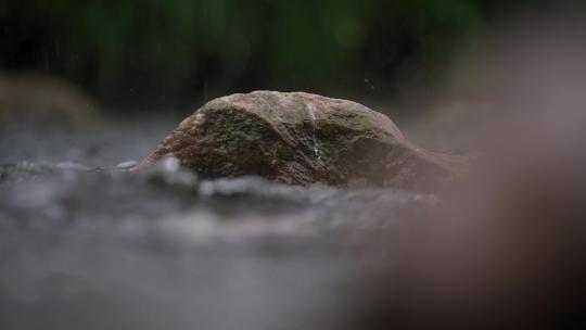 雨水拍打水面石块慢镜头