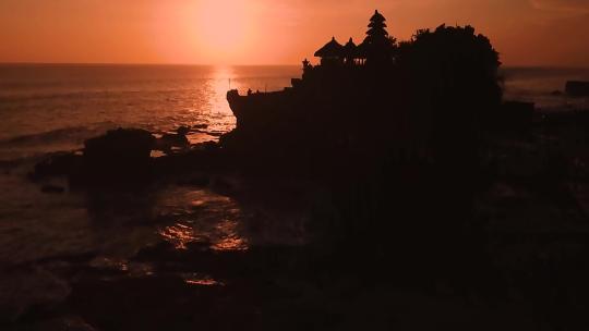 印度尼西亚巴厘岛塔纳地段寺庙日落慢动作无人机拍摄