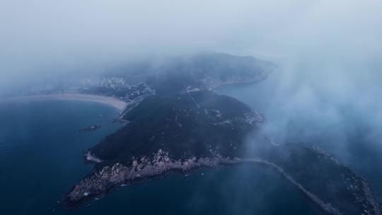 雨雾下的海岛海岸线航拍