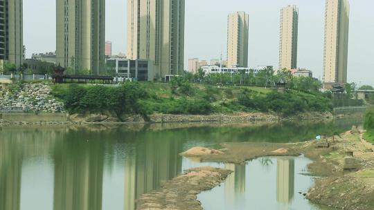 水中的建筑倒影江边住宅