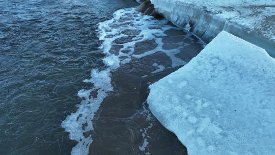 春天河水融化的冰块
