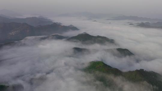 航拍山岭村庄日出云海