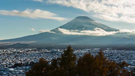 白天富士山云雾翻滚时间流逝