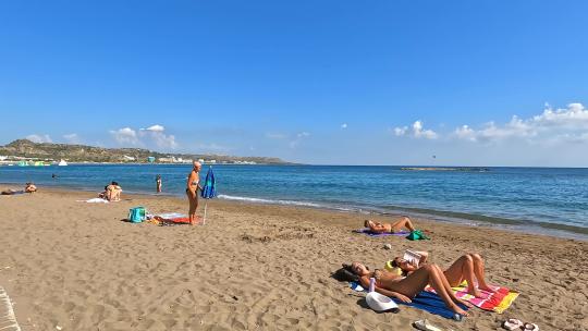 希腊海滩海边度假旅行美好生活游泳晒日光浴视频素材模板下载