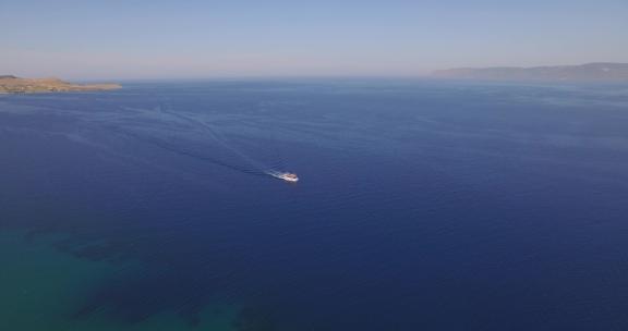 空中：在莱斯博斯岛和土耳其之间乘船游览。
