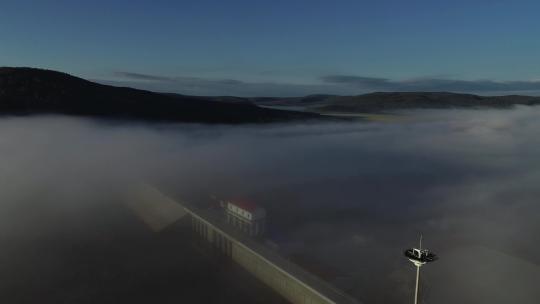 高清航拍晨雾覆盖下的扎顿水利枢纽库区