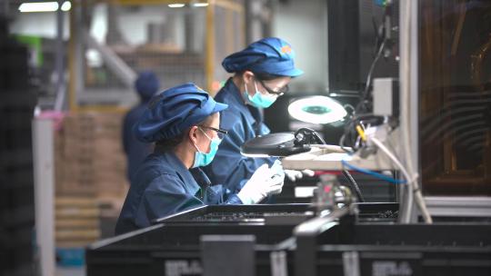 工厂女工操作智能化设备人工智能电子厂女工