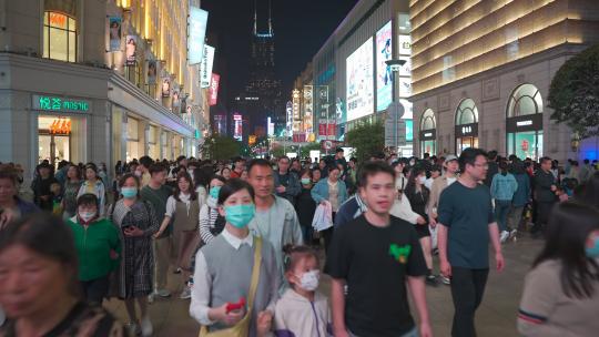 夜晚人山人海的上海南京步行街