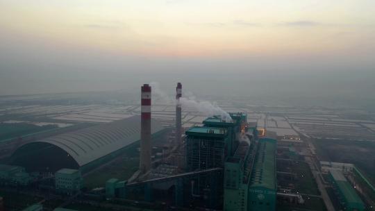 4K航拍清晨下的城市工业化工厂大烟囱