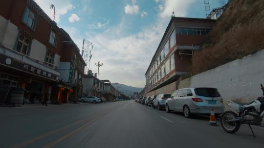 云南旅游风光车窗外德钦县城镇藏族民居视频素材模板下载