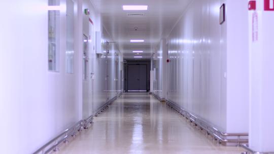 医院空旷的走廊