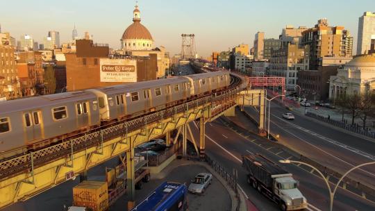 城市航拍纽约威廉斯堡地铁列车威廉斯堡大桥
