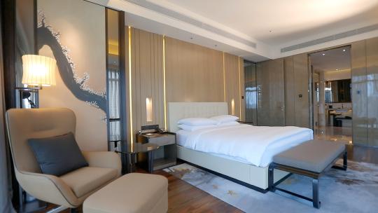 高端星级酒店客房服务 整理客房打扫铺床视频素材模板下载