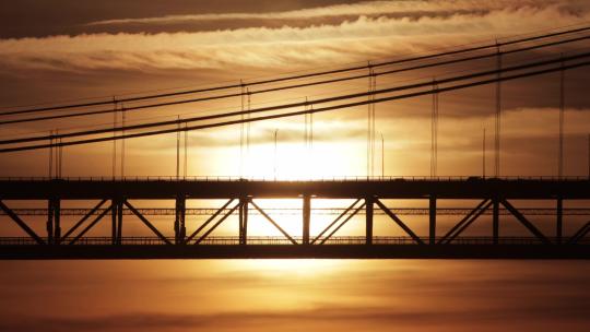 日落下的两层悬索桥