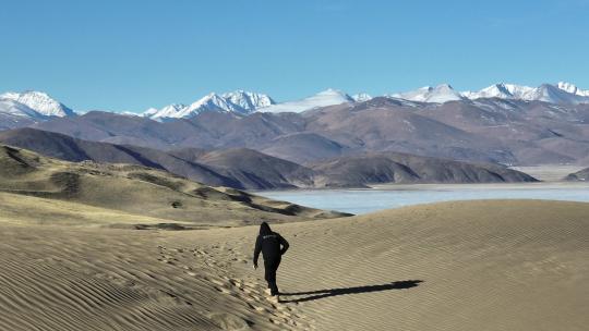 西藏沙漠湖泊雪山人物行走航拍