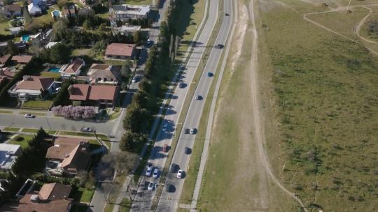 无人机拍摄了高速公路，汽车穿过，郊区倾斜