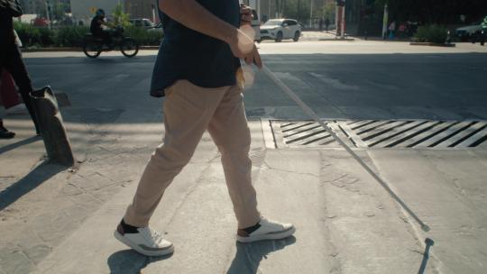 盲人走在城市街头视频素材模板下载