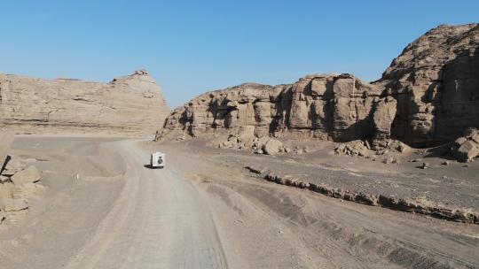 航拍 皮卡房车穿越新疆大海道无人区