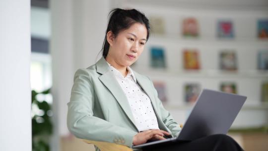 职业女性在办公室用笔记本电脑工作视频素材模板下载