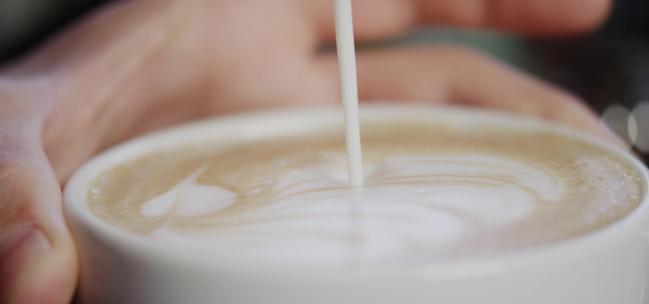使用咖啡机做咖啡分镜高清在线视频素材下载