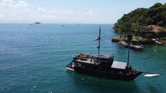 海盗船之旅拉到巴西大西洋的热带岛屿。
帕拉蒂，巴西By Drone 4