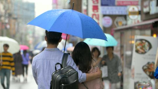 亚洲情侣打伞视频素材模板下载