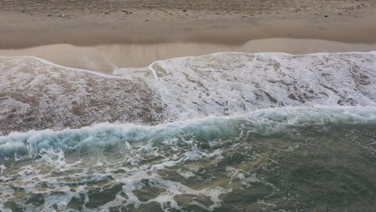 海浪沙滩海浪拍打沙滩航拍旅拍素材潮汐