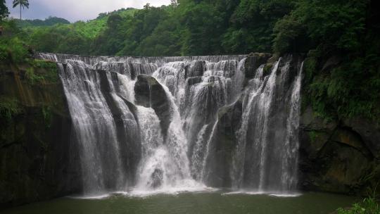 拍摄瀑布流水镜头