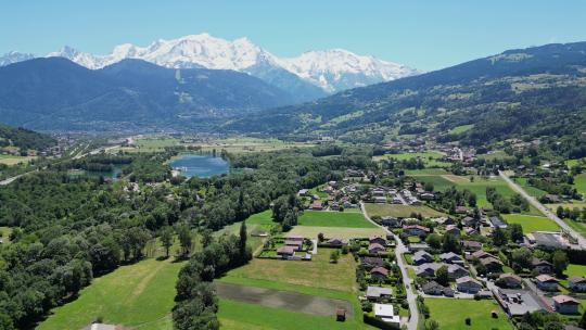 法国阿尔卑斯山的勃朗峰冰川、帕西湖和风景公路——空中反转