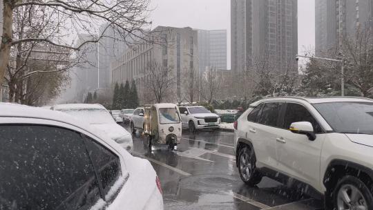 郑州暴雪下雪场景
