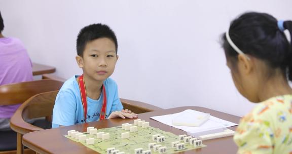 小朋友学下棋 玩游戏