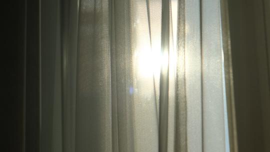 阳光透过窗帘照进房间