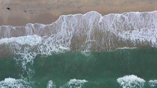 海浪沙滩海浪拍打沙滩航拍旅拍素材潮汐