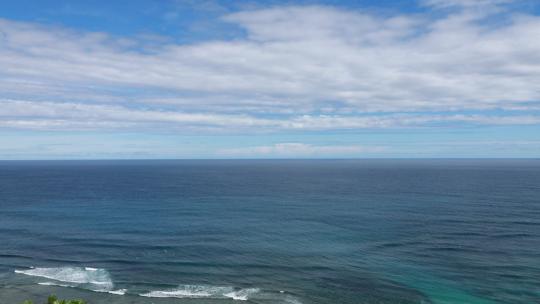 巴厘岛蓝梦岛梦幻海滩海天一线海浪大海航拍