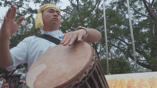 云南旅游德宏傣族泼水节乐器表演敲锣打鼓