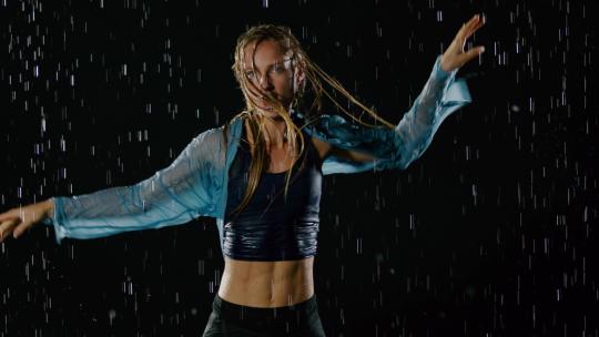 女人在雨中跳嘻哈舞蹈