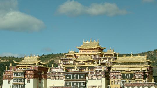 蓝天白云下的香格里拉松赞林寺