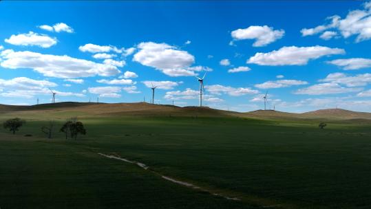 蓝天白云下的大草原