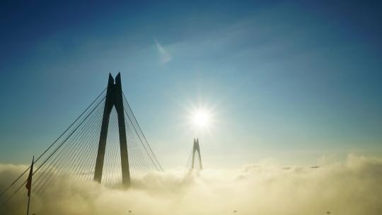 云雾从大桥上流过