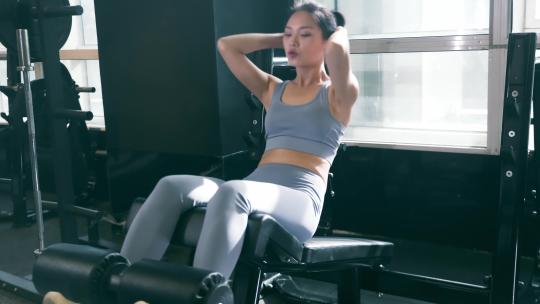 女性穿运动内衣在健身房锻炼