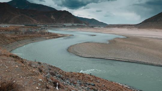 西藏旅游风光雅鲁藏布江源头河谷