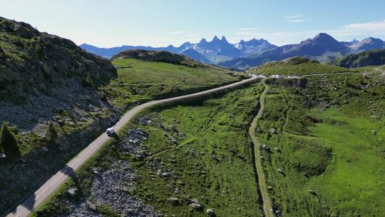 RV Motorhome驾驶位于法国阿尔卑斯山萨沃伊伊塞尔的Mountain Pass Col de la Croix de Fer-天线