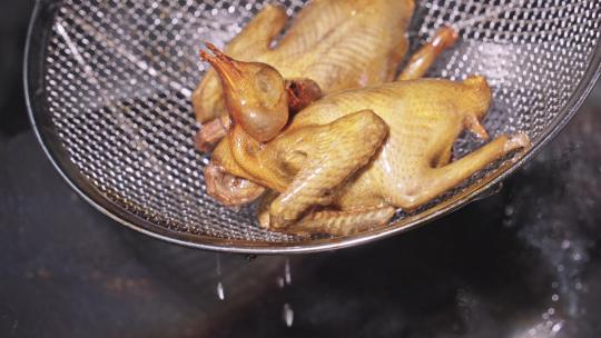 广东乳鸽热油浇在鸽子肉上