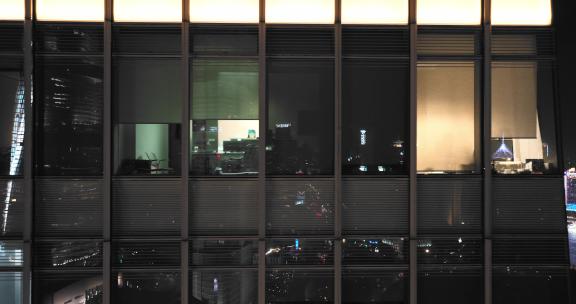 上海陆家嘴写字楼晚上开灯加班的办公室